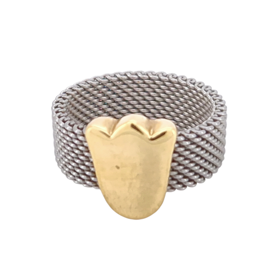 Este exclusivo y elegante anillo de acero rígido y oro de 18 quilates, fabricado y diseñado por la prestigiosa marca Tous, es una verdadera joya de alta calidad. Con acabados de alta joyería, esta pieza ha sido completamente revisada por nuestro taller de expertos, sometida a un proceso de restauración que incluye tratamientos de fuego, ácido y pulido final, asegurando que esté en perfectas condiciones para ser reestrenada. La combinación de acero rígido, conocido por su resistencia y durabilidad, con el lujo del oro de 18 quilates le confiere a esta joya una apariencia moderna y sofisticada. El acero, además, es un material hipoalergénico, perfecto para quienes buscan un anillo cómodo y elegante para el uso diario. Con un peso total de 4,25 gramos y talla número 11, esta pieza es difícil de encontrar y representa una gran oportunidad para adquirir una joya firmada por Tous a un precio insuperable. La mezcla de materiales y el diseño único de Tous lo convierten en un anillo versátil, que combina fuerza y elegancia en una sola pieza. Características del producto: Material: Acero rígido y oro de 18 quilates Talla: 11 Peso: 4,25 gramos Estado: Joya restaurada y garantizada por nuestro taller de expertos joyeros. Facilidades de pago: Reserva este anillo ahora y págalo en cómodos plazos mensuales sin intereses. Aceptamos tu oro usado como parte del pago, sin importar su estado. Compra joyas de ocasión y contribuye al cuidado del planeta. Al optar por piezas de segunda mano, obtienes joyas exclusivas a precios insuperables gracias a nuestra red de captación de joyas firmadas. Envío incluido en el precio. En caso de devolución no justificada, los gastos de envío correrán a cargo del comprador.