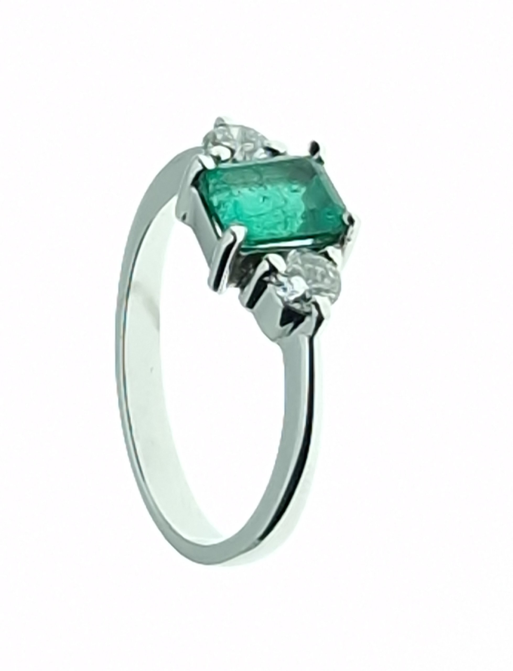 Anillo de Oro Blanco de 18 Quilates con Esmeralda Colombiana y Diamantes - Imagen 4