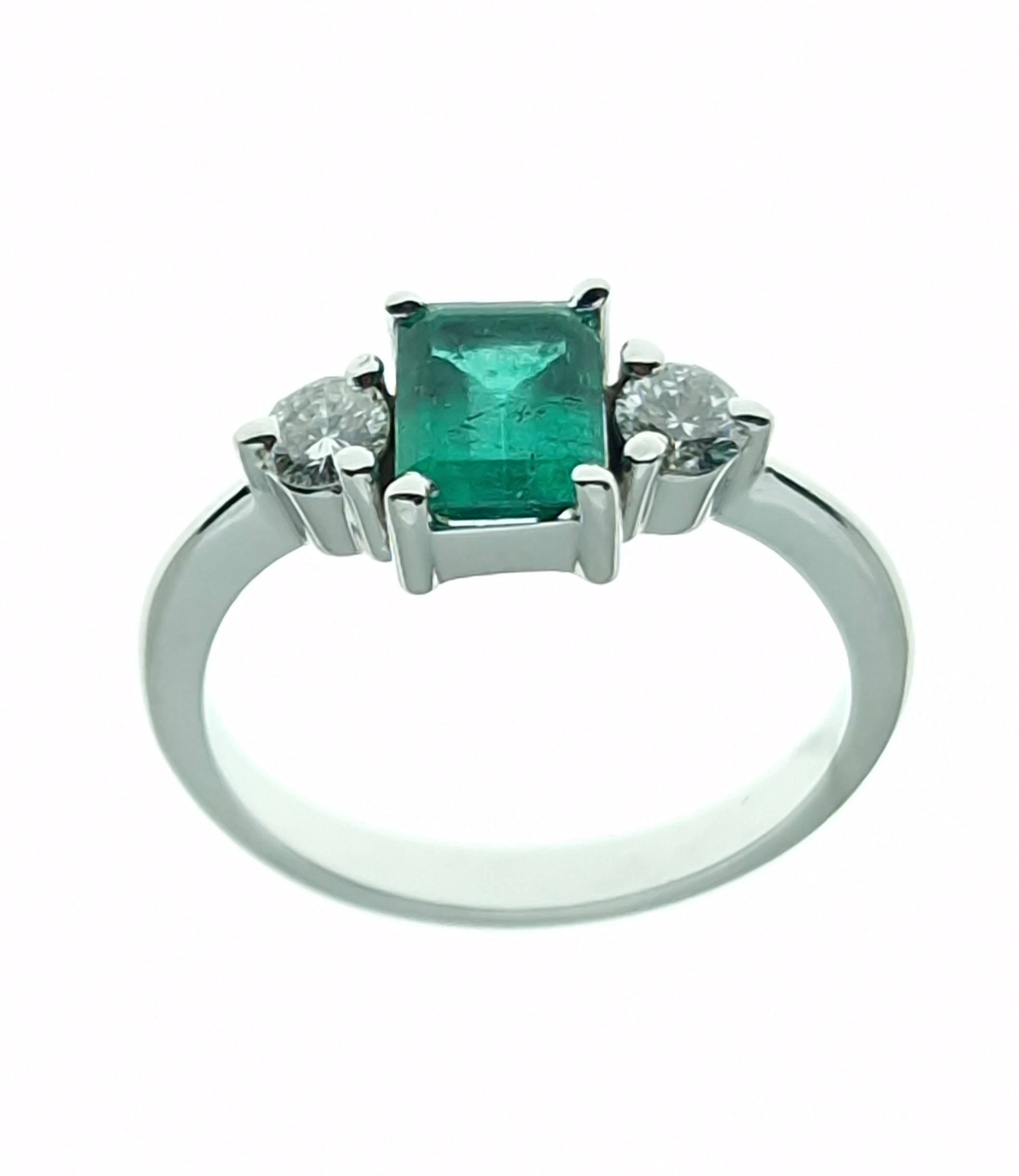Anillo de Oro Blanco de 18 Quilates con Esmeralda Colombiana y Diamantes - Imagen 5