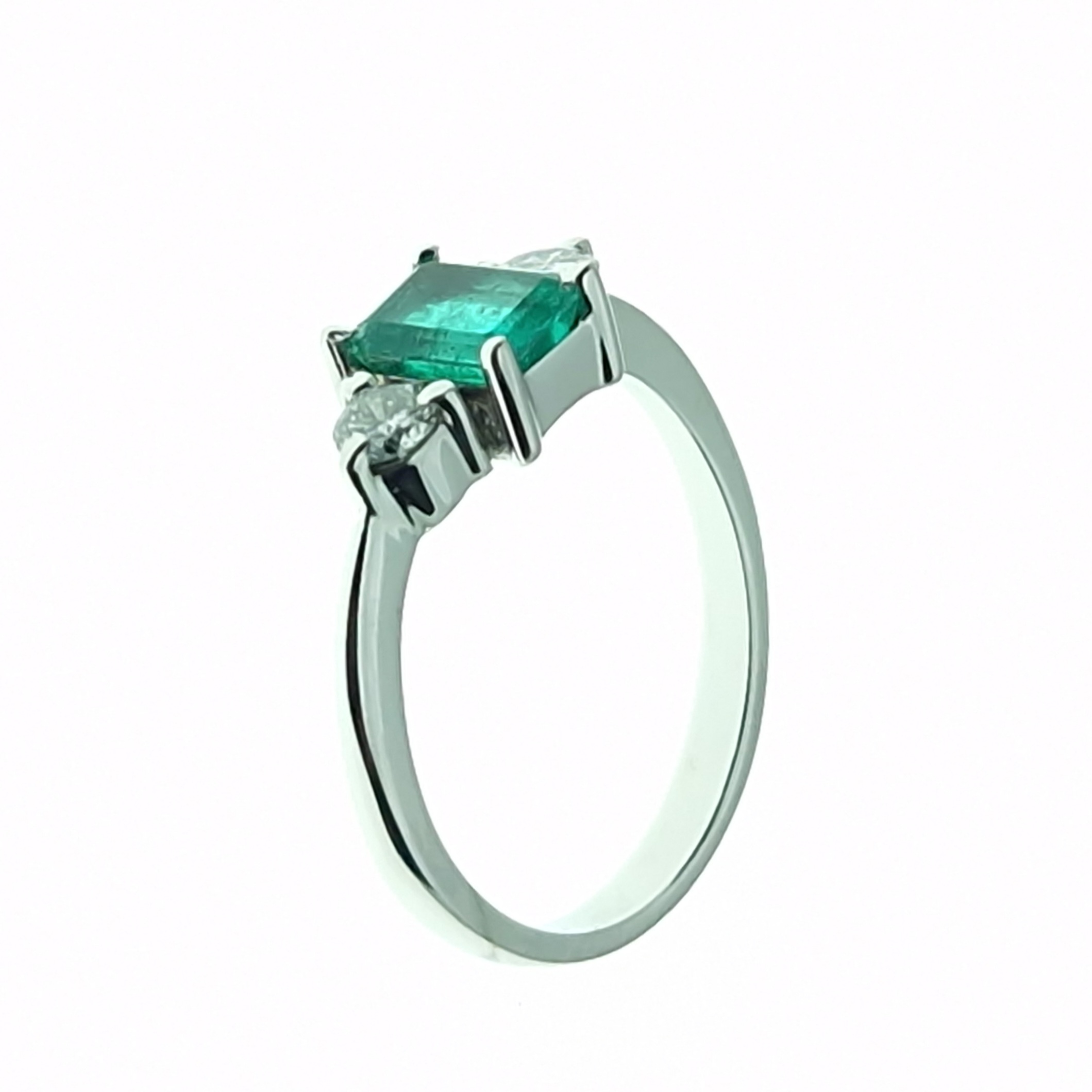Anillo de Oro Blanco de 18 Quilates con Esmeralda Colombiana y Diamantes - Imagen 3