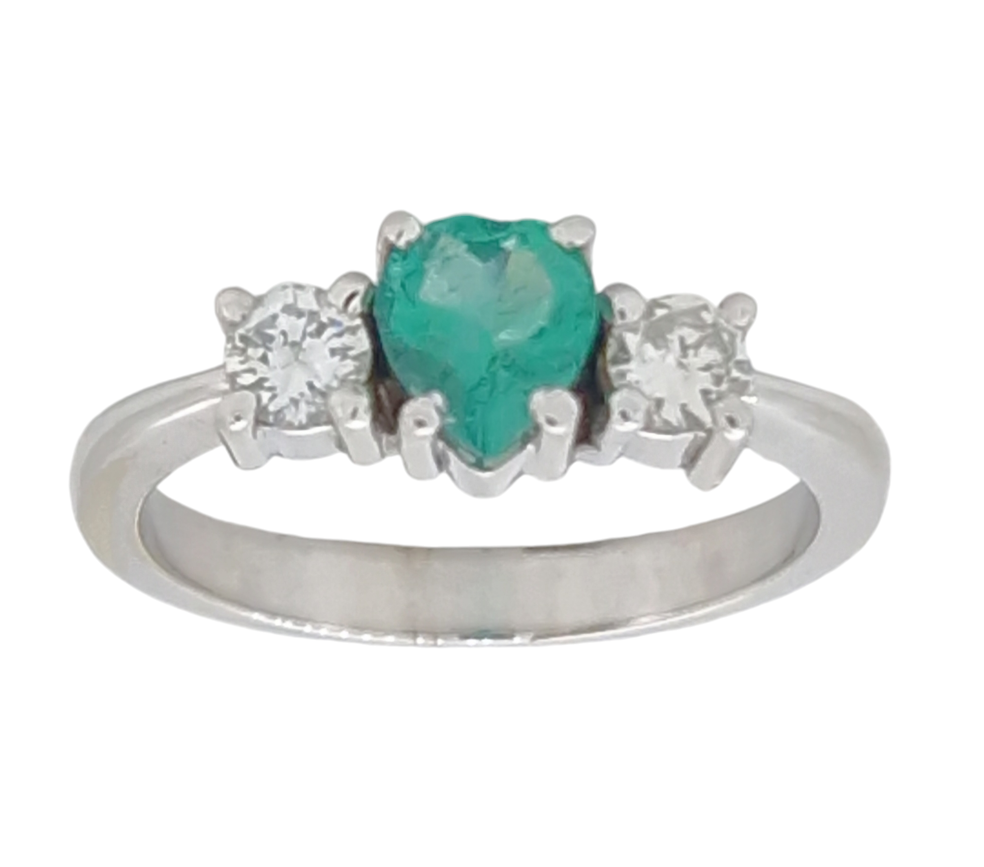 Este impresionante anillo de oro blanco de 18 quilates ha sido cuidadosamente elaborado en nuestro taller de alta joyería por nuestro orfebre más veterano, con décadas de experiencia. La pieza central es una espectacular esmeralda colombiana de talla pera, con un peso aproximado de 0,70 quilates. Su belleza y color verde intenso la sitúan entre las mejores esmeraldas del mundo. Acompañando la esmeralda, dos diamantes de 0,17 ct (color G, pureza VS1) están engarzados con 4 grapas, aportando brillo y un toque de lujo a este diseño único. El peso total del anillo es de 4,30 gramos, y la medida es 16. Este anillo está a la altura de las piezas que se exhiben en las mejores joyerías de la Plaza Vendôme en París y en las exclusivas joyerías de Milán, pero a un precio mucho más accesible, gracias a nuestra capacidad para adquirir lotes de ocasión y nuestra experiencia de 4 generaciones en la fabricación de joyas. Ofrecemos alta calidad a un precio de ensueño. ¿Por qué las esmeraldas colombianas son las más apreciadas del mundo? Las esmeraldas colombianas son reconocidas por su excepcional color verde y pureza. Este color tan especial proviene de las condiciones geológicas únicas en las minas colombianas. Las esmeraldas se forman durante millones de años bajo alta presión y temperatura, y el resultado es una de las gemas más apreciadas por su claridad y saturación de color. Las esmeraldas colombianas son famosas por su intensidad de color, lo que las convierte en unas de las más codiciadas en el mundo de la alta joyería. Características del Producto: Material: Oro blanco de 18 quilates Piedra central: Esmeralda colombiana de talla lágrima (0,70 quilates) Diamantes: 2 brillantes de 0,17 ct (color G, pureza VS1) Peso total del anillo: 4,30 gramos Tamaño del anillo: Número 16 Estado: Alta joyería artesanal realizada por nuestro orfebre veterano Facilidades de Pago: Paga en cómodos plazos mensuales sin intereses Aceptamos tu oro usado como parte del pago, sin importar su estado Envío incluido en el precio. No pierdas la oportunidad de adquirir esta pieza exclusiva de alta joyería con una esmeralda colombiana de talla Pera de calidad excepcional. ¡Infórmate sin compromiso y reserva tu joya hoy mismo! Tel: 681066696