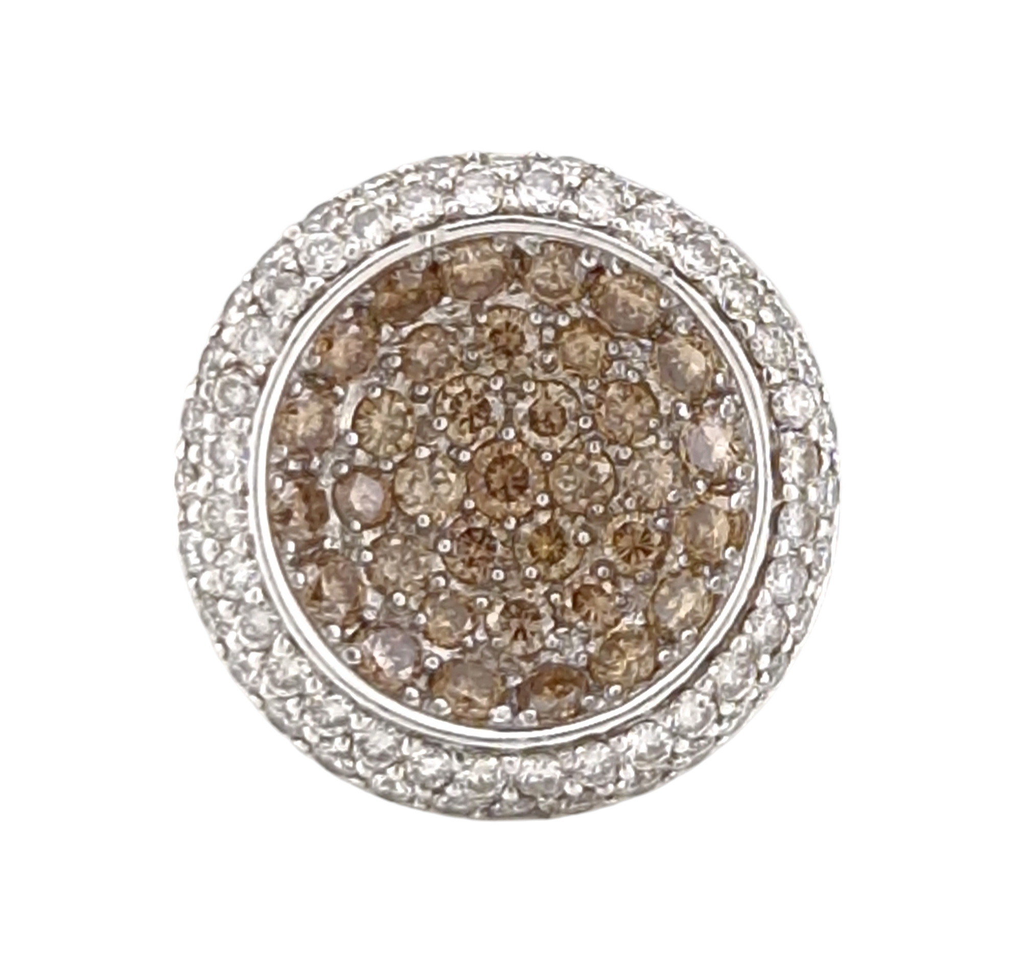 Este espectacular anillo de oro blanco de 18 quilates, diseñado con una forma cilíndrica única y un elegante centro cóncavo repleto de diamantes, es una verdadera obra de arte de la alta joyería. Gracias a nuestra habilidad para adquirir materiales a precios de ocasión en nuestras tiendas, puedes obtener esta joya a un precio increíblemente bajo. El anillo está adornado con 35 diamantes color coñac de 2,4 mm, todos engarzados con granos, que aportan un brillo cálido y único. Además, 82 diamantes blancos de 1,5 mm perfilan el diseño, creando un contraste de luz y color que lo hace aún más deslumbrante. El peso de esta exquisita joya y su diseño robusto no le restan comodidad, siendo ideal para lucir en cualquier evento de alto nivel o para marcar un momento especial. Con un diámetro de 3 cm y talla número 14, este anillo es perfecto para quienes buscan una pieza que combine elegancia, originalidad y personalidad. Características del Producto: Peso: 10,80 gr Material: Oro blanco de 18 quilates Diamantes coñac: 35 brillantes de 2,4 mm Diamantes blancos: 82 brillantes de 1,5 mm Forma: Cilíndrica con centro cóncavo engastado en diamantes Diámetro: 3 cm Tamaño del anillo: Número 14 Estado: Joya de alta calidad creada por nuestros expertos joyeros Facilidades de Pago: Paga este anillo en cómodos plazos mensuales sin intereses. Aceptamos tu oro usado como parte del pago, sin importar su estado. Envío incluido en el precio. En caso de devolución no justificada, los gastos de envío correrán a cargo del comprador. Aprovecha esta oportunidad única de obtener un anillo de alta joyería a precio de risa, una pieza que no solo brilla por su diseño exclusivo, sino también por la excelente relación calidad-precio. ¡Hazte con este tesoro sin precedentes!