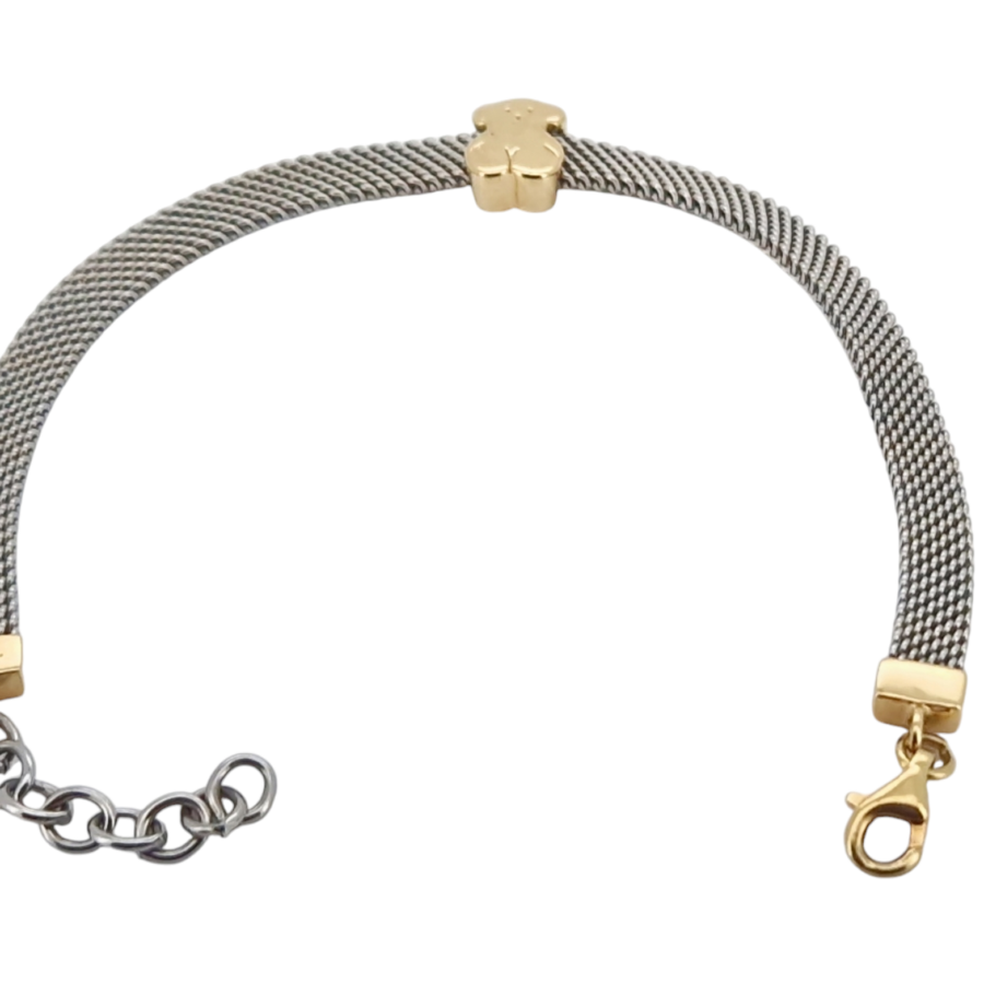 Esta pulsera Tous combina acero y oro de manera elegante, con un peso total de 8,10 gramos. Sobre la malla de acero destaca el icónico oso de oro, símbolo característico de la marca, que aporta un toque sofisticado y divertido. El cierre es de mosquetón, y las terminaciones que unen la malla de acero también están hechas de oro, garantizando durabilidad y estilo. El oso de Tous fue elegido como símbolo de la marca en los años 80 por Rosa Oriol, cofundadora de la empresa, quien se inspiró en un tierno osito de peluche que le trajo recuerdos entrañables de su infancia. Desde entonces, el oso se ha convertido en la insignia de la marca, simbolizando ternura, diversión y estilo, tres valores que han consolidado a Tous como una firma de renombre internacional. Tous, fundada en 1920 en Manresa, Barcelona, ha experimentado una expansión internacional masiva y hoy está presente en más de 50 países con más de 700 tiendas. La marca ha logrado combinar la tradición y la modernidad en sus diseños, siendo conocida por ofrecer joyas accesibles, pero con un toque exclusivo y de alta calidad. Características del Producto: Material: Acero y oro amarillo de 18 quilates Peso total: 8,10 gramos Diseño: Malla de acero con un oso de oro, símbolo de la marca Tous Cierre: Mosquetón, con terminaciones en oro Estado: Joya moderna y elegante, combinando resistencia y sofisticación Facilidades de Pago: Paga en cómodos plazos mensuales sin intereses Aceptamos tu oro usado como parte del pago, sin importar su estado Envío incluido en el precio. No pierdas la oportunidad de lucir una pieza firmada por Tous, con su icónico oso en oro sobre una malla de acero. ¡Infórmate sin compromiso y reserva tu joya hoy mismo! Tel: 681066696