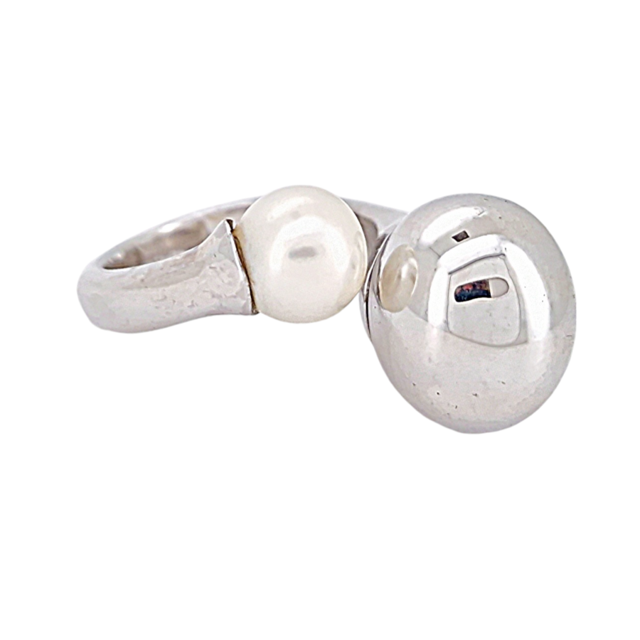 Este sofisticado anillo de acero inoxidable, firmado por la marca BREL, combina la durabilidad y modernidad del acero con la elegancia de una perla cultivada de 12 mm. El diseño contemporáneo de este anillo, junto con la textura brillante del acero y la suavidad de la perla, lo convierte en una pieza llamativa que destaca por su simplicidad y estilo. Con un peso total de 15,70 gramos y una talla nº 12, esta joya está lista para ser llevada en cualquier ocasión. El anillo ha sido restaurado por nuestros expertos joyeros, sometido a un tratamiento de fuego, ácido y pulido final, lo que garantiza que esté en perfectas condiciones para ser reestrenado. Cualidades del Acero en Joyería El acero inoxidable es ampliamente utilizado en la joyería moderna debido a su resistencia y durabilidad. No se oxida ni se corroe fácilmente, lo que lo hace ideal para piezas de uso frecuente. Además, su capacidad para mantener el brillo y resistir rayaduras lo convierte en un material de bajo mantenimiento. El acero también es hipoalergénico, lo que lo hace adecuado para personas con piel sensible o alergias a otros metales, como el níquel. Simbolismo del Acero y la Perla El acero simboliza fuerza, resistencia y durabilidad, siendo un material que representa la protección y la permanencia. Por otro lado, la perla cultivada es símbolo de pureza, sabiduría y feminidad. En este anillo, la combinación del acero y la perla crea un equilibrio entre la fuerza y la suavidad, representando tanto la fortaleza interior como la belleza y delicadeza externa. Características del Producto: Material: Acero inoxidable Perla: Perla cultivada de 12 mm de diámetro Peso total: 15,70 gramos Dimensiones: 2 cm de diámetro Tamaño del anillo: 12 Estado: Joya restaurada y garantizada por nuestros expertos joyeros Facilidades de pago: Este anillo puede ser tuyo con plazos mensuales sin intereses. Además, aceptamos oro usado como parte del pago, facilitando la compra de esta pieza única. Haz de este anillo de acero con perla cultivada una joya esencial en tu colección, una pieza que combina fuerza, estilo y elegancia.