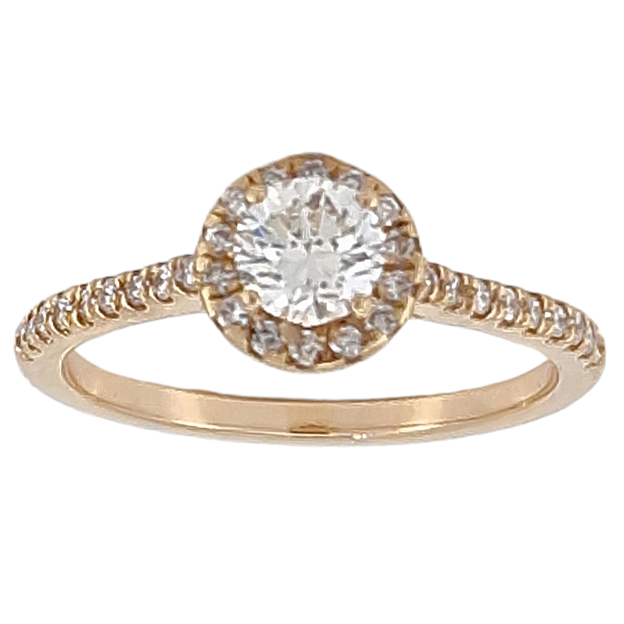 Este espectacular anillo de oro rosa de 18 quilates cuenta con un diamante central talla brillante de 4,5 mm, montado sobre grapas, con un peso de 0,40 centésimas y un color y pureza media/alta. La piedra central está rodeada por 14 brillantes de 1 mm y flanqueada por 20 diamantes de 1,5 mm cada uno en los laterales de la montura, proporcionando un brillo inigualable y un toque de lujo. La calidad de los diamantes se sitúa en un color H y pureza SI1, lo que garantiza una gran claridad y resplandor. Este diseño de anillo, inspirado en los modelos clásicos de Tiffany, es una joya emblemática de la alta joyería. La referencia a "Desayuno con Diamantes", la famosa película de Audrey Hepburn, resalta el estatus de este estilo como símbolo de elegancia, sofisticación y glamour eterno. En la película, Hepburn inmortalizó este tipo de diseño como un símbolo de belleza clásica y lujo discreto. Características del producto: Material: Oro rosa de 18 quilates Piedra central: 1 diamante talla brillante de 0,40 ct Piedras adicionales: 14 brillantes de 1 mm y 20 diamantes de 1,5 mm (color H, pureza SI1) Talla: Número 14 Peso del anillo: 2,81 gramos Estado: Anillo nuevo, fabricado por nuestro taller de joyería. Curiosidad: El diseño de este anillo está inspirado en el anillo solitario de Tiffany, que fue inmortalizado en la película "Desayuno con Diamantes" (Breakfast at Tiffany's). Este estilo se convirtió en el favorito de las novias por su sencillez, elegancia y el enfoque en el brillo de los diamantes. Audrey Hepburn, con su icónica interpretación, ayudó a posicionar este tipo de anillos como un clásico eterno. Facilidades de pago: Reserva tu anillo ahora y págalo en cómodos plazos mensuales sin intereses. Aceptamos tu oro usado como parte del pago, sin importar su estado. Compra joyas de ocasión y contribuye al cuidado del planeta. Gracias a nuestra red de establecimientos de compra de joyas y oro, ofrecemos precios insuperables tanto en joyas de ocasión como en nuevas. Envío incluido.