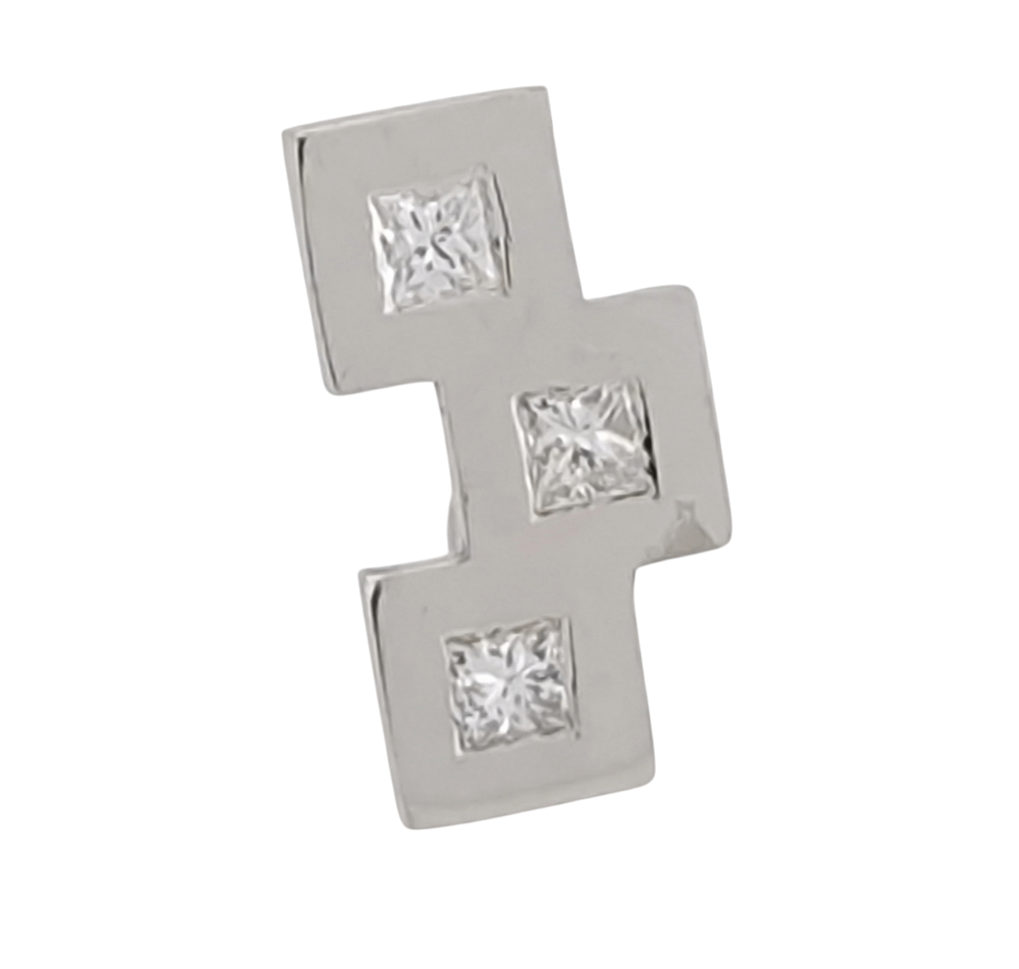 Elegancia discreta, brillo excepcional. Este colgante de oro blanco de 18 quilates, con un peso de 0,80 gramos, es una joya sutil y refinada. Monta tres diamantes naturales de talla princesa (2 x 2 mm), con color H y pureza VVS1, lo que garantiza una claridad casi perfecta y un brillo limpio, moderno y lleno de luz. Su diseño minimalista encierra un significado poderoso: El oro blanco simboliza pureza y amor incondicional. Los diamantes representan fortaleza, elegancia y atemporalidad. La talla princesa añade un toque moderno al conjunto clásico. El resultado es una joya delicada pero con carácter, ideal para uso diario o para regalar con intención. Estilo con conciencia: joya de ocasión, valor real Este colgante ha sido restaurado profesionalmente, conservando su belleza original y respetando el medio ambiente. Comprar joyas de ocasión es una elección inteligente: ✔️ Reduces la extracción de materiales preciosos ✔️ Apuestas por un consumo responsable ✔️ Inviertes en piezas reales, con valor tangible Y sí: puedes pagar con tu oro viejo. Lo valoramos al instante y lo descontamos del precio final. También puedes fraccionar el pago en cuotas mensuales sin intereses. Fácil, sostenible y sin letra pequeña. Características Material: Oro blanco 18K Diamantes: 3 talla princesa (2 x 2 mm) Color H | Pureza VVS1 Peso total: 0,80 g Estado: Restaurado | Garantía de autenticidad Entrega con envío incluido 📞 WhatsApp directo o llamada: +34 681 066 696 📍 Disponible en Camí Ral de Mataró