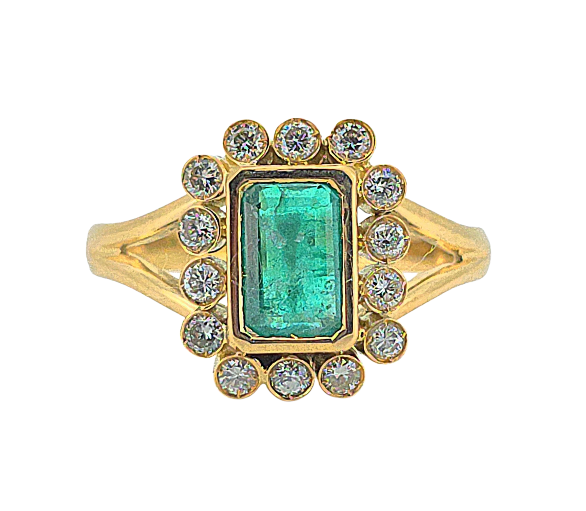 ? Elegancia real. Comodidad diaria. Un anillo que se adapta a ti. Este anillo de oro amarillo de 18 quilates, con brazo de media caña, ha sido diseñado para lucirse con estilo, pero sin estridencias. Su parte superior se abre suavemente para formar un rosetón clásico que encierra una joya única: una esmeralda rectangular de 8 x 6 mm, con un color profundo que recuerda a las legendarias esmeraldas de Colombia. ? A su alrededor, 14 diamantes de 2 mm cada uno, con color H y pureza VS1, realzan la belleza de la piedra central con un brillo limpio y equilibrado. Estos diamantes están montados con precisión, formando una corona de luz que rodea la esmeralda sin eclipsarla. ? Las esmeraldas colombianas están consideradas las mejores del mundo. ¿Por qué? Por su color verde intenso con matices azulados, su transparencia natural y la pureza de su origen. Las minas de Muzo y Chivor, en Colombia, son referencia internacional, y el tono de esta piedra evoca justamente esa categoría. ⚖️ Con un peso total de 4,40 g y talla número 19, este anillo es muy ligero y cómodo para llevar a diario, ideal para mujeres que desean una joya elegante pero sin excesos. Perfecto para el trabajo, una cena o simplemente como símbolo personal. ?️ Ha sido restaurado por nuestros artesanos y se encuentra en estado impecable, listo para formar parte de tu historia. ? Puedes adquirirlo con cuotas mensuales sin intereses o entregando tu oro viejo como parte de pago. Solo tienes que contactarnos, te indicamos cómo enviarlo de forma segura mediante mensajería. Una vez recibido, lo valoramos y te hacemos una transferencia inmediata, o descontamos su valor del precio final. ♻️ Así, transformas lo que ya no usas en una joya que sí vas a disfrutar. ? Tel: +34 681 066 696 ? WhatsApp directo OR Camí Ral de Mataró — Joyería con historia. Belleza que se adapta a tu día. ? Nuestra firma En OR Camí Ral de Mataró, llevamos cuatro generaciones seleccionando y restaurando joyas con historia. Creemos en la elegancia sin ostentación, en las piedras que hablan por sí solas, y en dar nueva vida a piezas auténticas, sostenibles y llenas de intención. ? Porque la joyería no es solo lujo: es legado, diseño… y propósito.