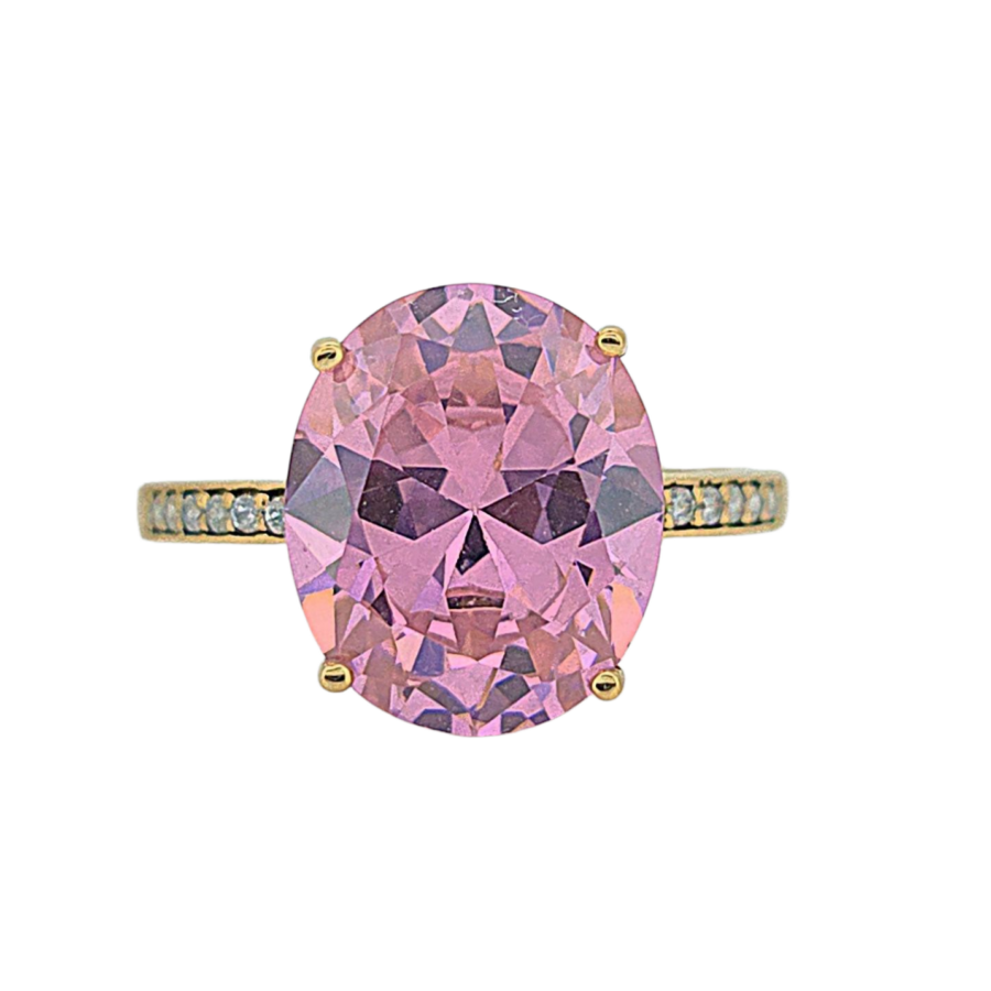 ✨ Color, luz y sensualidad. Una joya ligera que se roba las miradas. Este anillo de oro amarillo de 18 quilates, con un peso total de 3 gramos y talla 14,5, es una pieza diseñada para brillar día a día, con un estilo actual y muy femenino. ? Su elemento central es un topacio sintético rosa intenso, montado en cuatro garras que elevan y realzan el color con toda su fuerza. Este rosa encendido transmite pasión, dulzura y una sensualidad moderna, que no necesita explicaciones: se siente. ✨ El brazo del anillo está decorado con 6 pequeñas piedras a cada lado, de 1 mm cada una, sumando un total de 12 piedras que acompañan discretamente al centro, creando una línea de luz que guía la vista hacia el corazón del diseño. ?‍? Es una pieza pensada para mujeres jóvenes, chicas con estilo o quienes quieren añadir un toque de color a su joyero. Aunque impactante, es ligera y muy cómoda, ideal para el día a día. ? El rosa simboliza alegría, amor propio, atracción emocional y energía femenina. Aunque la piedra sea sintética, su fuerza visual no pasa desapercibida. Es una joya con mensaje, no solo con forma. ?️ Restaurado y pulido con detalle en nuestro taller, se encuentra en estado excelente, como nuevo. ? Puedes pagarlo en cuotas mensuales sin intereses, o entregando tu oro viejo como parte de pago. ? Te guiamos para enviarlo de forma segura. Lo valoramos y te hacemos una transferencia inmediata, o lo descontamos directamente del precio. ♻️ Dale una segunda vida a tu oro, y una primera a este anillo especial. ? Tel: +34 681 066 696 ? WhatsApp directo OR Camí Ral de Mataró — Joyería con historia. Joyas con color, alma y estilo.