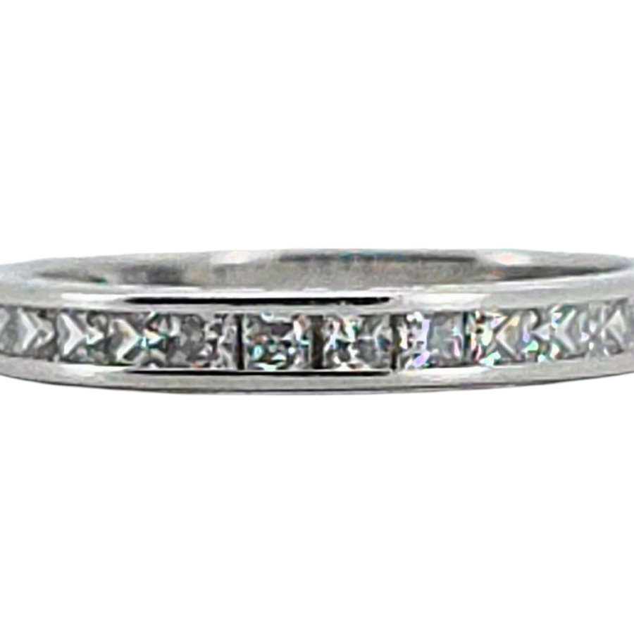 ✨ Luz desde todos los ángulos. Elegancia sin esfuerzo. Y a precio irrepetible. Esta media alianza en oro blanco de 18 quilates, con un peso total de 2,1 gramos y talla número 19, es una joya perfecta para llevar día a día, por su ligereza, su diseño contemporáneo y su impecable ejecución. ? Lleva engastadas circonitas talla princesa de 1,75 x 1,75 mm, perfectamente alineadas sobre el brazo. Su corte cuadrado ofrece brillos limpios y modernos, lo que la convierte en una pieza que destaca sin necesidad de ostentar. ? Uno de sus secretos está en el calado lateral: un diseño abierto en la base del anillo que permite que entre más luz desde abajo, potenciando el brillo de cada piedra. Vista de perfil, es una joya arquitectónica, bien pensada y muy bien ejecutada. ?️ El engaste es casi perfecto, con una precisión que normalmente solo se encuentra en joyería de gama alta. Las piedras están firmemente sujetas pero con el espacio justo para brillar sin interrupciones. ⚖️ Con solo 2,1 gramos, es una joya cómoda, ligera y resistente, que puedes usar todos los días. Perfecta como alianza moderna, anillo de compromiso discreto, o simplemente como símbolo personal de estilo. ? Y lo mejor: esta joya está a un precio de auténtico saldo, por debajo de su valor en materiales y ejecución. Una oportunidad única de tener una joya bien hecha, con diseño y carácter. ? Puedes pagarla en cuotas sin intereses, o entregando tu oro usado como forma de pago. ? Te explicamos cómo enviarlo de forma segura. Una vez lo recibimos, lo valoramos y te hacemos una transferencia inmediata, o aplicamos el descuento directamente. ♻️ Transforma lo que ya no usas en una joya práctica, contemporánea y muy brillante. ? Tel: +34 681 066 696 ? WhatsApp directo OR Camí Ral de Mataró — Joyería con historia. Diseño que brilla desde dentro. ? Nuestra firma En OR Camí Ral de Mataró, llevamos cuatro generaciones seleccionando joyas que combinan técnica, intención y belleza práctica. Esta media alianza es una de esas piezas que pasan desapercibidas… hasta que alguien la mira de cerca. ? Joyería bien hecha. A precio real. Sin adornos innecesarios.