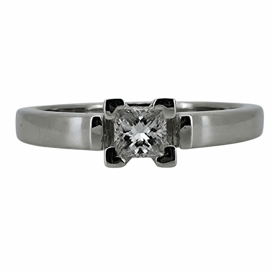 Una joya con ángulos, presencia y carácter. Este solitario en oro blanco de 18 quilates, con un peso total de 3,8 gramos y talla número 12, es todo lo que una pieza bien diseñada debe ser: sobria, brillante y distinta. El diamante central, en talla princesa, mide 4 x 3,5 mm —unas proporciones que marcan la diferencia. De color H y pureza VS2, este diamante no solo brilla: estructura. Tiene ese corte limpio, cuadrado y contemporáneo que convierte un solitario clásico en una joya con estilo propio. Diseñado para durar y restaurado con mimo en nuestro taller, está listo para volver a contar historias. No es solo una joya, es una forma de decir “esto soy yo” sin una sola palabra. ♻️ ¿Quieres pagarlo con oro que ya no usas? Lo valoramos al momento, gestionamos recogida segura y te lo descontamos del precio. Así de fácil. ✅ Oro blanco 18K | Peso: 3,8 g ✅ Diamante talla princesa 4 x 3,5 mm ✅ Color H | Pureza VS2 | Talla 12 ✅ Diseño restaurado, estado excelente ✅ Ideal como compromiso o autoregalo con intención ✅ Pago disponible con oro usado ? WhatsApp directo ? Tel: +34 681 066 696 OR Camí Ral de Mataró — Joyería con historia. Joyas que vuelven a tener sentido.