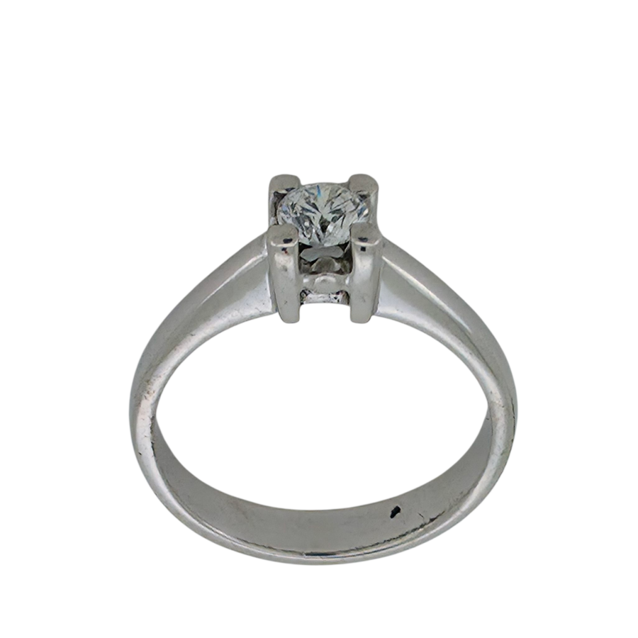 ✨ Hay joyas que no necesitan presentación. Esta es una de ellas. Un solitario es el clásico definitivo. Atemporal, minimalista, perfecto. Y si está bien hecho, como este, no necesita exagerar. Fabricado en oro blanco de 18 quilates y con un peso total de 3,75 gramos, este anillo es discreto, cómodo y con presencia real. Su diamante central, talla brillante, tiene 0,16 quilates, color H y pureza VS2 —una calidad equilibrada que le da luz sin pasarse al lujo inalcanzable. ? ¿Por qué elegir un solitario así? Porque no grita, pero se nota. Porque no sigue tendencias, las sobrevive. Y porque llevar un diamante auténtico en el dedo tiene un significado que va más allá del metal o el corte. ? Restaurado con mimo y en excelente estado, es una joya que vuelve a tener sentido. Sin sobreprecio, sin escaparates dorados. Solo el valor real: oro, diamante y diseño bien hecho. ♻️ Y como siempre, puedes pagar con tu oro usado. Te lo valoramos, gestionamos el envío seguro y te lo descontamos del precio. Más fácil, imposible. ✅ Solitario de oro blanco 18K – 3,75 g ✅ Diamante brillante de 0.16 ct | Color H | Pureza VS2 ✅ Diseño clásico, restaurado con mimo ✅ Ideal como anillo de compromiso, autoregalo o pieza base ✅ Paga con tu oro viejo si lo prefieres ? WhatsApp directo ? Tel: +34 681 066 696 OR Camí Ral de Mataró — Joyería con historia. Joyas que vuelven a tener sentido.