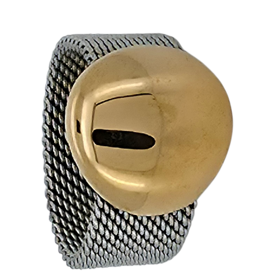 ✨ Un anillo que rompe moldes sin perder elegancia. Esta joya original de TOUS forma parte de esa colección icónica que mezcló con acierto el acero y el oro, ofreciendo piezas modernas, cómodas y con alma. Su diseño es flexible y ergonómico, con un motivo convexo en oro de 18 quilates en el centro, que aporta volumen y presencia. Tiene un peso total de 6,4 gramos, con aproximadamente 3 gramos de oro auténtico, y talla número 13. ? Esta pieza ya no se fabrica. Y eso le da más valor. Es de esas joyas que, cuando aparecen, no se dejan escapar. Restaurada con mimo, está en un estado impecable y lista para seguir su camino con alguien que valore el diseño con historia. ? ¿Y si la pagas con tu oro viejo? Sí, aceptamos oro usado como forma de pago. Lo valoramos con transparencia, gestionamos la recogida segura y lo descontamos del total. Porque transformar lo que ya no usas en algo que sí te emociona... es el verdadero lujo. ✅ Anillo original TOUS en acero y oro 18K ✅ Motivo central convexo en oro (3g aprox.) ✅ Peso total: 6,4 g ✅ Talla 13 – Diseño cómodo y flexible ✅ Restaurado y en estado excelente ✅ Joya descatalogada – difícil de encontrar ? WhatsApp directo ? Tel: +34 681 066 696 OR Camí Ral de Mataró — Joyería con historia. Joyas que vuelven a tener sentido.