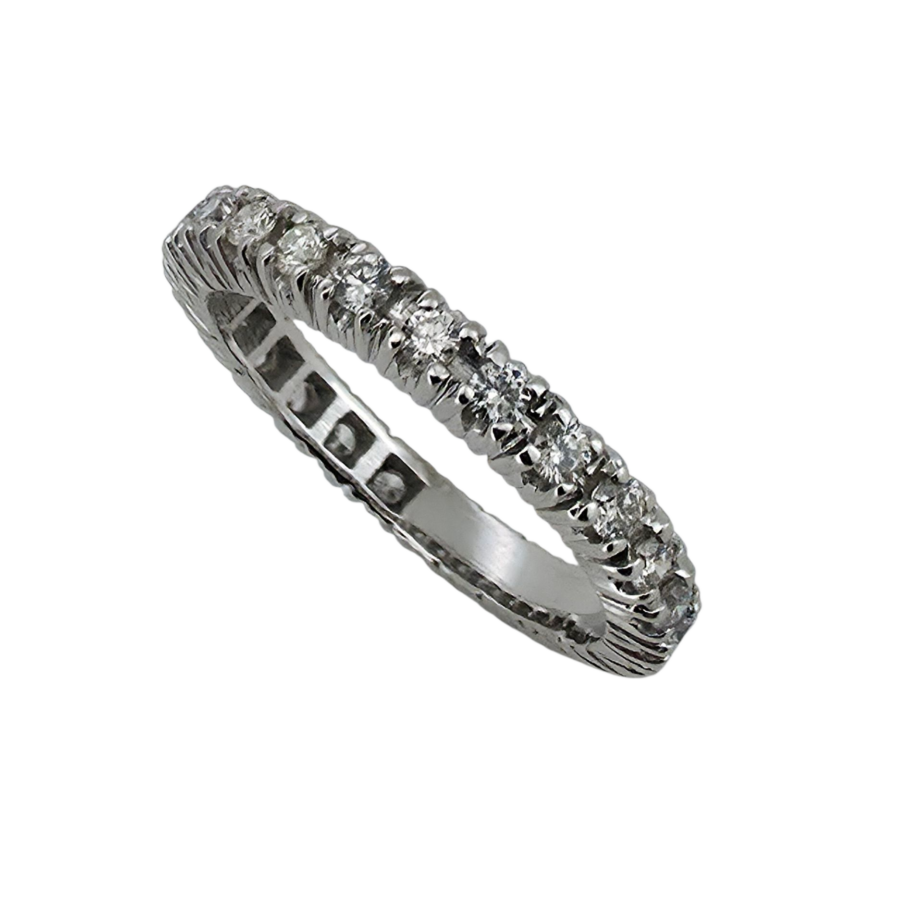 Una joya con presencia, equilibrio y luz propia. Esta alianza en oro blanco de 18 quilates, montada con 23 diamantes talla brillante, está diseñada para brillar con elegancia sin caer en excesos. Cada piedra está montada sobre grapas finas, lo que permite una mayor exposición de los diamantes al brillo natural. De color H y pureza VS1, las gemas tienen una calidad excelente y se alinean con precisión sobre la montura. El anillo tiene un peso total de 3,7 gramos y una talla número 15, ideal para quien busca una pieza visible, pero cómoda. ✨ Esta alianza no solo está bien hecha: está impecablemente acabada. Restaurada con mimo, revisada por joyeros de cuarta generación y lista para seguir brillando durante años. Ya sea para celebrar una ocasión, completar un look o simplemente darte el capricho que te mereces… es una oportunidad que no se repite. ? Y sí, puedes pagarla con oro usado. Lo valoramos, lo recogemos y lo descontamos del precio. Sin líos, sin letra pequeña. ✅ Alianza en oro blanco 18K ✅ 23 diamantes talla brillante | Color H | Pureza VS1 ✅ Montura de grapas | Talla: 15 ✅ Peso total: 3,7 g ✅ Acabado perfecto | Estado excelente ✅ Puedes pagar con tu oro viejo ? WhatsApp directo ? Tel: +34 681 066 696 OR Camí Ral de Mataró — Joyería con historia. Joyas que vuelven a tener sentido.