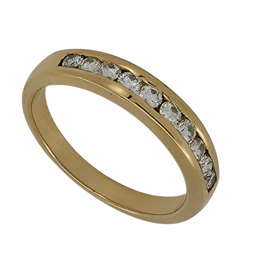 Hay joyas que no pasan de moda porque nunca han estado sujetas a ella. Esta media alianza en oro amarillo de 18 quilates, con 10 diamantes talla brillante de 2 mm cada uno, es justo eso: un clásico que no necesita presentación. Con color H y pureza VVS2, estas gemas ofrecen una luz limpia, fina, de alta calidad. Con un peso total de 4,40 gramos y talla número 12, está pensada para una mano de proporción normal, ideal como anillo de compromiso, alianza simbólica o pieza base de fondo de joyero. Es cómoda, sencilla y eterna. Una de esas joyas que siempre tienen sentido. ? La media alianza tiene historia: nació como versión ligera del anillo de diamantes completo, ofreciendo elegancia sin exceso y mayor comodidad. Se lleva con naturalidad y queda bien siempre, sola o acompañada. ? Restaurada con mimo por nuestra casa — joyeros desde hace cuatro generaciones — esta pieza está en estado impecable, lista para brillar otros tantos años más. ♻️ ¿Quieres pagar con oro viejo? Ningún problema: lo valoramos, te lo recogemos de forma segura y lo descontamos del precio. Así de fácil, así de circular. ✅ Media alianza clásica de oro amarillo 18K ✅ 10 diamantes talla brillante de 2 mm | Color H | VVS2 ✅ Peso: 4,40 g | Talla: 12 ✅ Diseño cómodo, sobrio y atemporal ✅ Restaurada y con historia ✅ Puedes pagar con oro usado ? WhatsApp directo ? Tel: +34 681 066 696 OR Camí Ral de Mataró — Joyería con historia. Joyas que vuelven a tener sentido.