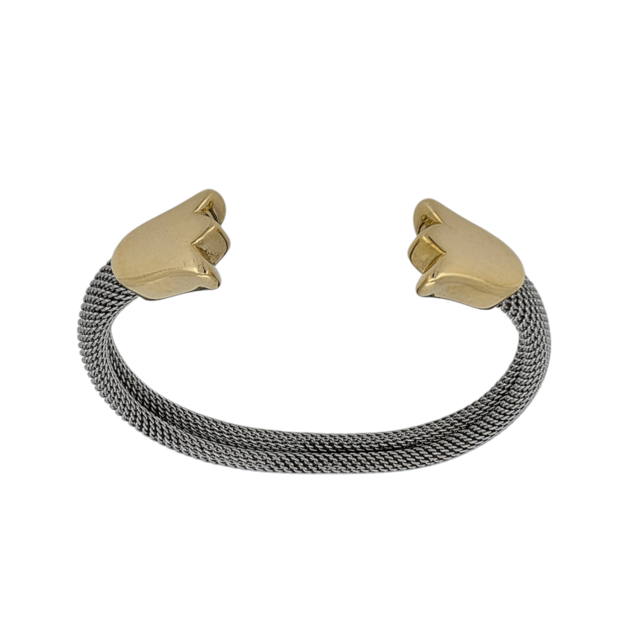 Esta pulsera firmada por TOUS combina lo mejor de dos mundos: la resistencia del acero y la calidez del oro. Flexible, con un diseño moderno y reconocible al instante, pertenece a esa línea que sacó la firma para gente que quiere llevar algo bueno sin complicaciones. Una joya cómoda, elegante y con carácter. Pesa 16,7 gramos en total, de los cuales estimamos que unos 6 gramos son de oro real (de 18K, por supuesto). Es una de esas piezas que se notan al llevarlas, que no pesan solo por el metal, sino por el diseño bien pensado y su firma grabada con orgullo. TOUS no es solo una marca de joyas: es símbolo de identidad. Y cuando encuentras una pieza como esta, firmada, restaurada y con un precio más que justo, sabes que estás ante una oportunidad real. ♻️ Como siempre, puedes pagar con tu oro viejo. Te lo valoramos sin compromiso, lo recogemos con seguridad y lo descontamos del total. Porque transformar lo que ya no usas en algo que sí te emocione, es también una forma de lujo. ✔️ Pulsera firmada TOUS original ✔️ Acero y oro de 18K (aprox. 6g de oro) ✔️ Peso total: 16,7 g ✔️ Diseño flexible, moderno y cómodo ✔️ Restaurada y en excelente estado ✔️ Precio de oportunidad por peso y firma ? WhatsApp directo ? Tel: +34 681 066 696 OR Camí Ral de Mataró — Joyería con historia. Joyas que vuelven a tener sentido.
