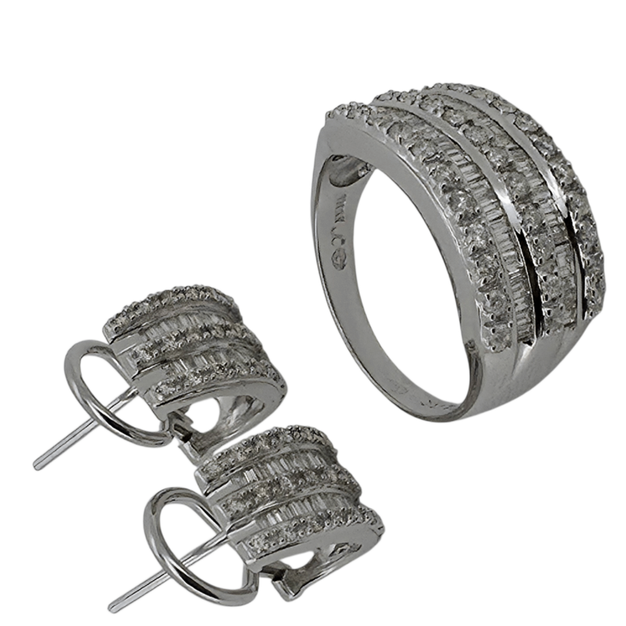 Conjunto de sortija y pendientes en oro blanco 18K con diamantes – 12,80 g Conjunto de alta joyería formado por sortija y pendientes a juego en oro blanco de 18 quilates, con un peso total de 12,80 gramos. Montado con aproximadamente 150 diamantes naturales de talla princesa y redonda, todos de color H y pureza VS2, seleccionados por su brillo, claridad y simetría. La sortija (talla 16) y los pendientes con cierre Omega han sido adquiridos a peso de oro, lo que convierte esta pieza en una oportunidad inigualable. El conjunto tiene un diseño elegante, moderno y con fuerza visual. El uso combinado de tallas cuadradas (princesa) y brillantes redondos añade textura, luz y sofisticación. Este tipo de compra —al valor del metal más la gema, sin pagar marca ni intermediarios— es algo excepcional. Es joyería que se compra por pasión, y también como inversión. Además, seguimos nuestra línea de consumo responsable: joyas restauradas, listas para una segunda vida, con todo el valor y sin el coste inflado de lo “nuevo”. Y como siempre, puedes pagar con tu oro viejo. Lo valoramos, lo recogemos y lo descontamos en el acto. Compras con sentido. Ayudas al planeta. Te llevas una joya que vale más de lo que cuesta. Detalles técnicos: Conjunto: sortija + pendientes Oro blanco 18K | Peso total: 12,80 g 150 diamantes aprox. (talla princesa + redonda) Color H | Pureza VS2 Talla anillo: 16 Cierre pendientes: Omega Pieza vendida a peso | Valor real superior Se acepta oro usado como forma de pago 📍 Disponible en Camí Ral de Mataró 📞 Contacto directo: WhatsApp o llamada: +34 681 066 696