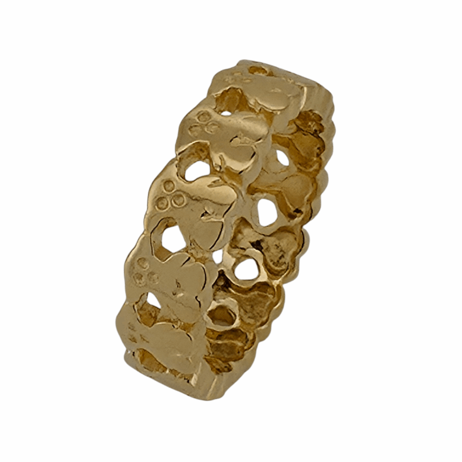 Anillo original de la prestigiosa firma española TOUS, realizado en oro amarillo de 18 quilates con un peso total de 5,9 gramos. La pieza presenta el icónico diseño de ositos enlazados, emblema de la marca, y está firmado por TOUS, lo que garantiza su autenticidad y valor como joya de colección. Esta es la clásica sortija de ositos de TOUS, buscada por coleccionistas y fans de la marca, difícil de encontrar en perfecto estado como esta. Con una medida número 3 de empresa, es ideal para quienes buscan una talla pequeña, perfecta para dedo meñique o anular fino. TOUS, fundada en 1920 en Manresa, ha conseguido hacer del oso un icono universal. Sus piezas combinan ternura, diseño y calidad, y son reconocibles a simple vista. Este anillo no es solo una joya: es una parte de la historia del diseño contemporáneo en oro. Además, forma parte de nuestra filosofía: recuperar piezas con historia, restaurarlas y devolverles su valor real, sin inflar precios. Puedes pagarla con tu oro viejo. Lo valoramos y lo descontamos al instante. Comprando así, no solo inviertes en una joya de firma: ayudas al planeta, das una segunda vida al oro y aprovechas un precio que no encontrarás ni en tus mejores sueños. Detalles técnicos: Marca: TOUS (pieza firmada) Diseño: Ositos en oro amarillo Oro 18K Peso: 5,9 g Talla: nº 3 de empresa Estado: Excelente Pieza buscada | Precio de oportunidad Se acepta oro usado como forma de pago 📍 Camí Ral de Mataró 📞 WhatsApp o llamada: +34 681 066 696