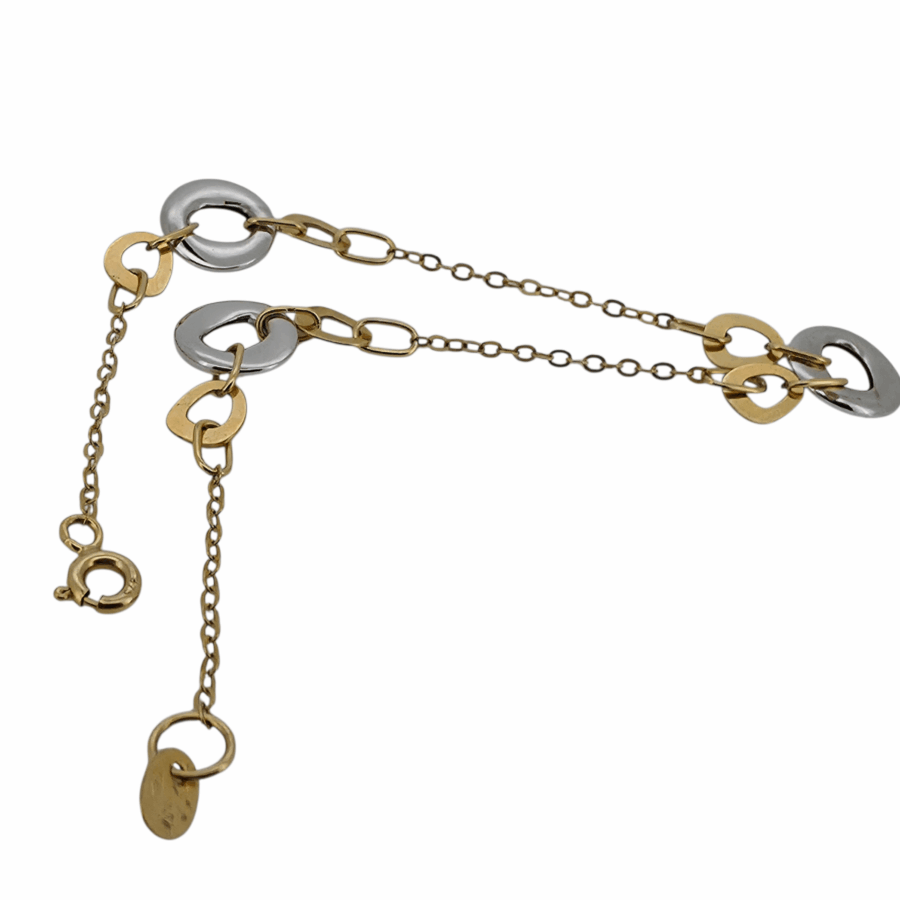 Pulsera delicada y moderna en oro de 18 quilates, combinando oro amarillo y blanco en un diseño móvil que juega con el color, el brillo y el movimiento. Pesa 2 gramos, pero tiene todo el carácter de una joya bien pensada: ligera, versátil y con presencia. Esta pieza ha sido diseñada para quienes buscan algo diferente, con un punto lúdico, casi infantil en su pureza y dinamismo, pero sin renunciar al valor real del oro. Es una pulsera que se adapta, se mueve, no pasa desapercibida y es perfecta para llevar a diario o combinar en capas. Forma parte de nuestra selección de joyas recuperadas: piezas con alma, restauradas con mimo y vendidas al mejor precio posible. Además, en un momento en que el oro no deja de subir, piezas como esta ya no son solo estética: son pequeñas inversiones que puedes llevar puestas. ¿Tienes oro olvidado en casa? Te lo valoramos y puedes usarlo para pagar parte o toda la joya. Así reciclas, ahorras y te haces con una joya de verdad. Detalles técnicos: Oro 18K: amarillo y blanco Peso: 2 g Diseño móvil, ligero y con estilo Pieza restaurada | Excelente estado Puedes pagar con tu oro viejo 📍 Camí Ral de Mataró 📞 WhatsApp directo: +34 681 066 696