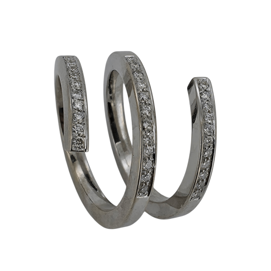 Sortija de oro blanco 18K con 36 diamantes – Diseño serpiente | 11 g Sortija escultórica en oro blanco de 18 quilates, con un peso total de 11 gramos, montada con 36 diamantes talla brillante de 1 mm cada uno, de color G y pureza VS1. Una pieza envolvente, con diseño de triple brazo que simula el cuerpo de una serpiente ascendiendo por el dedo: elegante, simbólica y única. El motivo de la serpiente en joyería no es nuevo: representa sabiduría, renovación y protección desde la antigüedad. Este diseño viste todo el dedo, fusionando estética moderna con una estructura clásica de joya escultórica. La talla número 16 la hace ideal para manos que buscan protagonismo sin perder comodidad. La sortija ha sido restaurada y revisada por joyeros expertos. Su estado es impecable. Y como siempre, esta joya forma parte de nuestra filosofía: recuperar, restaurar y dar una segunda vida a piezas con valor real. Porque esto no es solo una joya: es también una inversión. El oro ha subido, y estas piezas ya no solo se compran por estética. Tienen valor hoy, y lo mantendrán en el tiempo. ¿Tienes oro viejo en un cajón? Lo valoramos al momento y puedes usarlo como forma de pago, sin líos ni letra pequeña. Facilitamos el acceso a joyas exclusivas, sostenibles y con sentido. Detalles técnicos: Oro blanco 18K Peso total: 11 g 36 diamantes talla brillante (1 mm) Color G | Pureza VS1 Diseño triple brazo tipo serpiente Talla: 16 Restaurada | Acabado perfecto Puedes pagar con tu oro usado 📍 Disponible en Camí Ral de Mataró 📞 Contacto directo: WhatsApp o +34 681 066 696